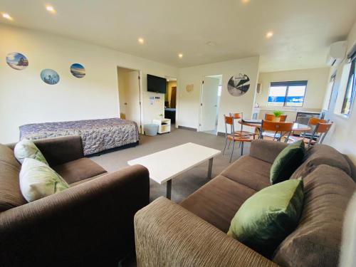 2 bedrooms, 5 beds