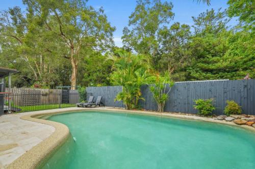 Stunning 4-Bed with Garden and Swimming Pool