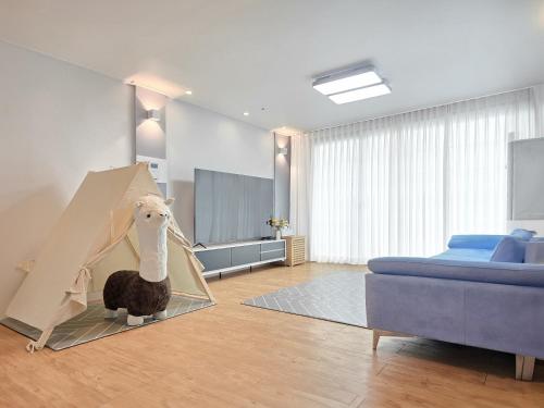 1 king bed, 1 double bed, 1 futon bed