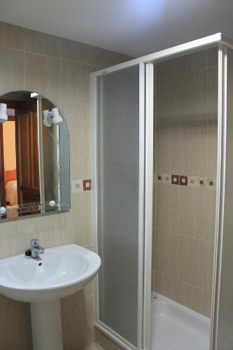 Bathroom, Apartamentos Turisticos Rosario in Camarena De La Sierra