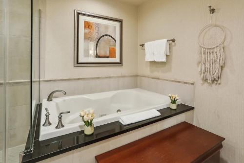 MGM Signature Deluxe Balcony Strip View Suite - image 4
