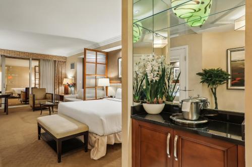 MGM Signature Deluxe Balcony Strip View Suite, Las Vegas (photo 6)