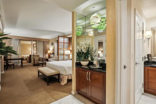 MGM Signature Deluxe Balcony Strip View Suite, Las Vegas (photo 7)