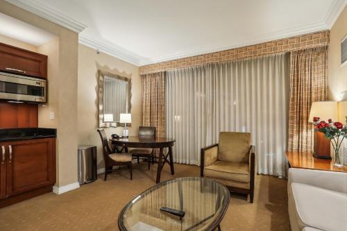 MGM Signature Deluxe Balcony Strip View Suite, Las Vegas (photo 8)