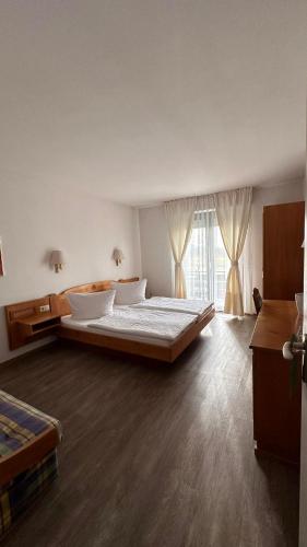 1 queen bed, 1 twin bed