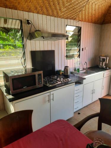 Konyha, Orchid Island one bedroom Bure in Pacific Harbour