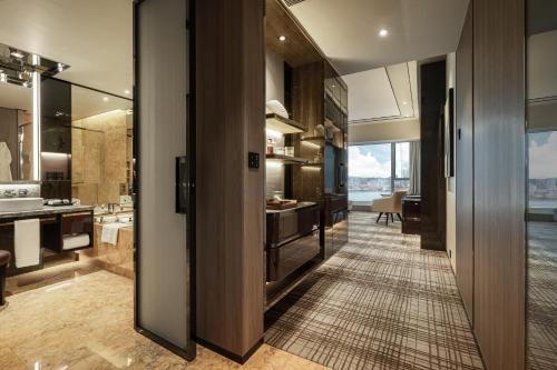 Deluxe Harbour-View Room King image 4