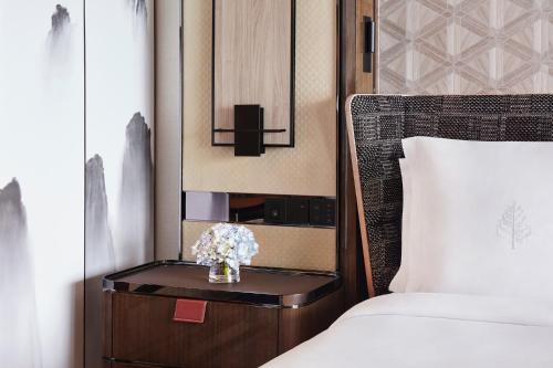 Deluxe Peak-View Room Two Double room in Four Seasons Hotel Hong Kong