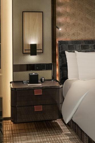 Deluxe Harbour-View Room Two Double image 2