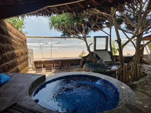Omah Laut Bondo Jepara - by the beach, direct view of the sea, great base for water sports, Jepara