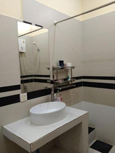 Room 12 - Studio in a villa 5mn walk from the Royal Palace with swimming pool, Phnom Penh (foto 3)