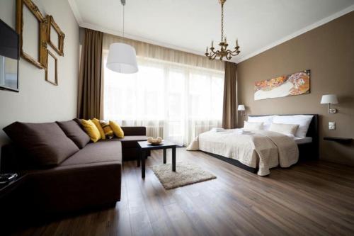 Art Deco Apartment 3 Bedroom, 3 Bathroom, Balcony