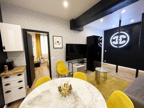 Urban Flat 157 - Coco Chanel Flat in Montorgueil - image 9