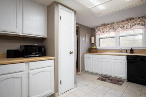 Forest Hills Fresh-Centrally Located Pets Wifi - image 12
