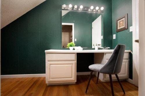 Forest Hills Fresh-Centrally Located Pets Wifi - main image