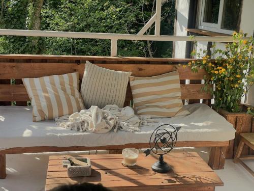 Balkans Serendipity - Forest View, Pet friendly Chalet with a garden