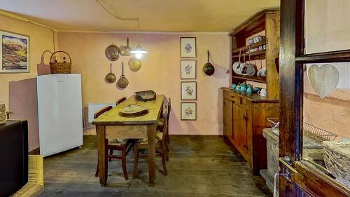 Cocina, Ca' Scocc, antica casa di montagna in Valsesia in Belgirate
