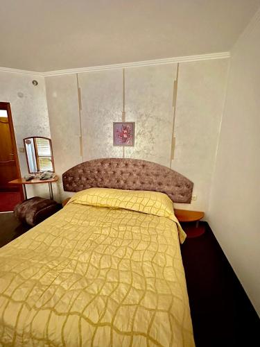 Large Twin Room image 4