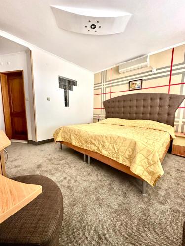 Large Twin Room image 6