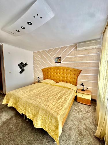 Large Twin Room image 8