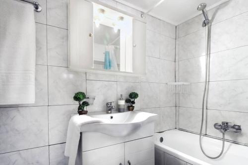 Gazi apartment with Acropolis views - image 5