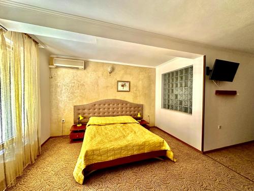 King Studio with Sofa Bed image 4