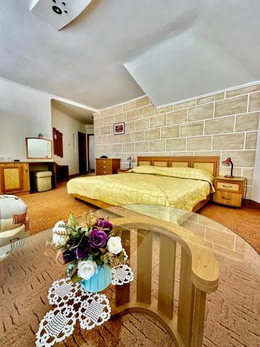 King Studio with Sofa Bed image 5