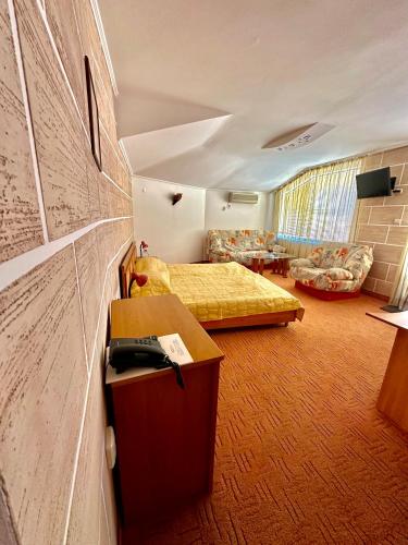 King Studio with Sofa Bed image 1