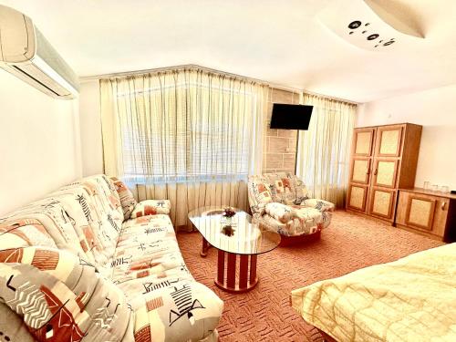 King Studio with Sofa Bed image 7
