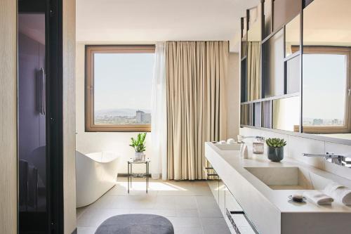 room detail thumbnail 2