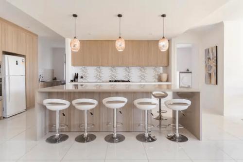 Konyha, Modern Mansion in Lightsview By Host Solutions in Clearview