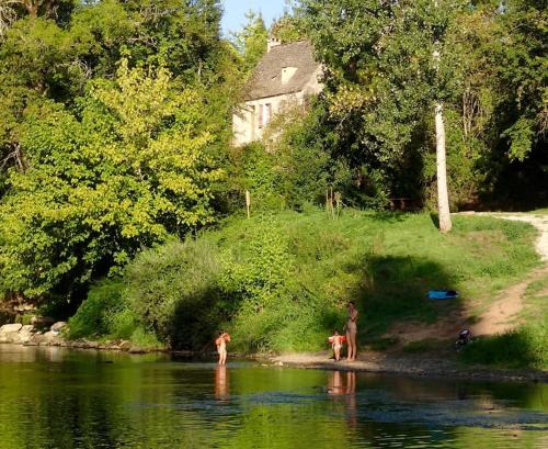 Lascaux, maison en pierres au bord de l'eau - Location saisonnière - Sergeac