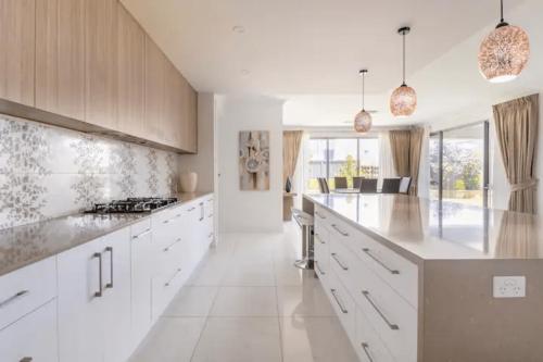 Konyha, Modern Mansion in Lightsview By Host Solutions in Clearview