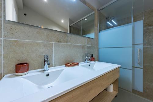 2 bedrooms, 4 beds