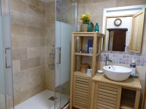 ห้องน้ำ, Le Murmure des Cèdres - Gîte en Cévennes (Le Murmure des Cedres - Gite en Cevennes) in แซ็ง-ต็องเดร-เดอ-มาฌองกูล