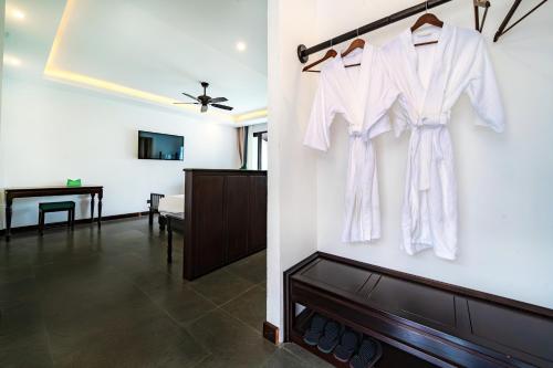 Deluxe Double Room with Balcony image 6