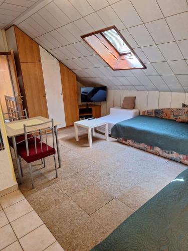 2 twin beds