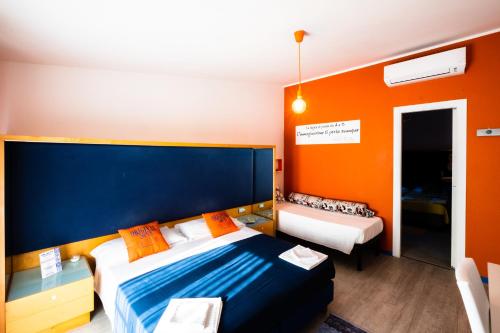 1 queen bed, 1 twin bed