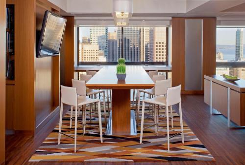 Double Room with Two Double Beds - Club Access image 2