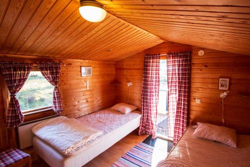 2 twin beds, 1 bunk bed