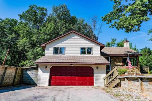 BASS LAKE RETREAT- lakeview home w 5 Bedrooms, Hot Tub, Game room, Pets in Traverse City, USA