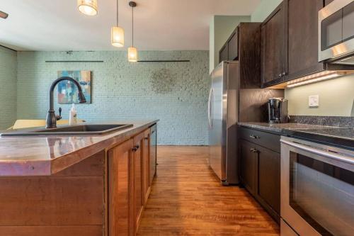 Chic Downtown Retreat - Rooftop Oasis in Bangor City Center
