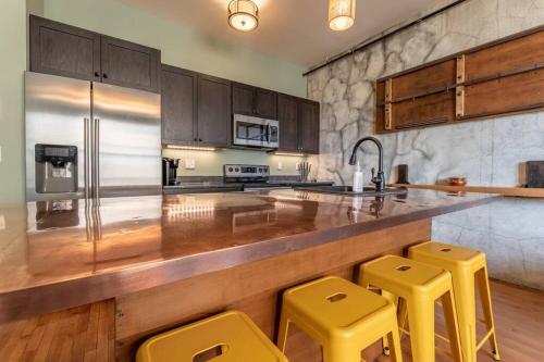 Chic Downtown Retreat - Rooftop Oasis in Bangor City Center