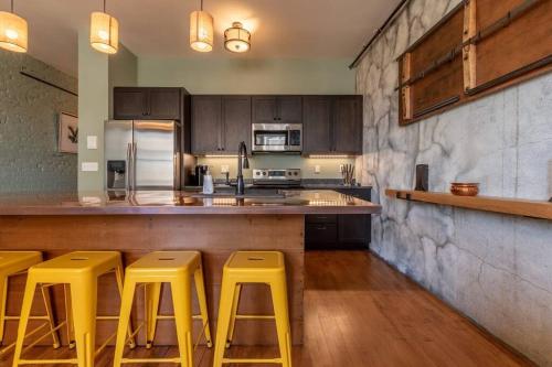 Chic Downtown Retreat - Rooftop Oasis in Bangor City Center