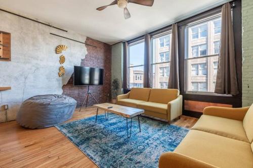 Chic Downtown Retreat - Rooftop Oasis in Bangor City Center
