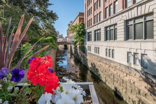 Chic Downtown Retreat - Rooftop Oasis in Bangor City Center