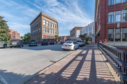 Chic Downtown Retreat - Rooftop Oasis in Bangor City Center