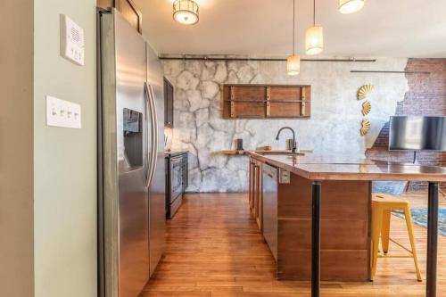 Chic Downtown Retreat - Rooftop Oasis in Bangor City Center