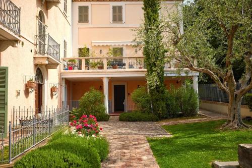 Apartment in historic villa with pool and Tennis