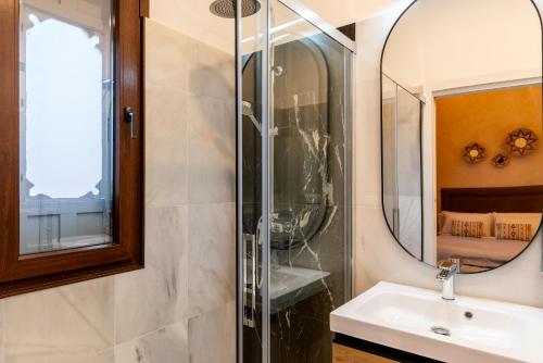 Double or Twin Room with Private Bathroom image 10